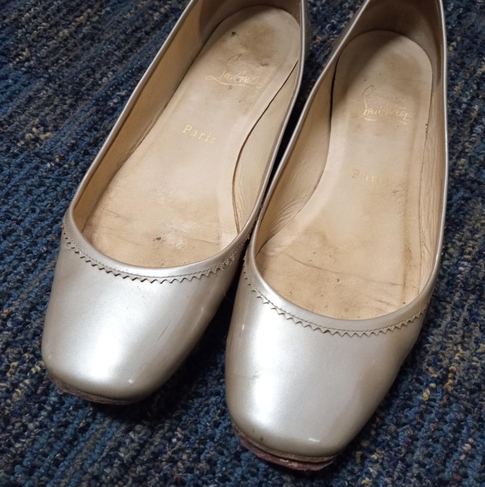 Gorgeous gold patent leather christian louboutins flats
